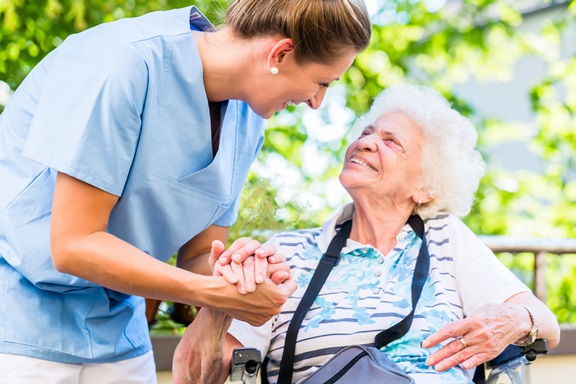 Aides-soignants : Exercer En Ehpad Ou à L’hôpital ? - Le Media Social ...